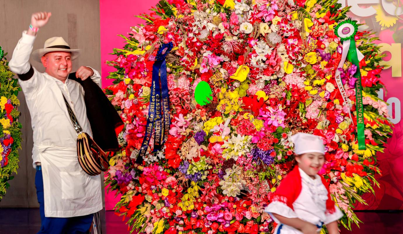Juan Pablo Sánchez Martínez, con una silleta monumental, es el ganador absoluto del Desfile de Silleteros 2025. Foto: Manuel Saldarriaga Quintero