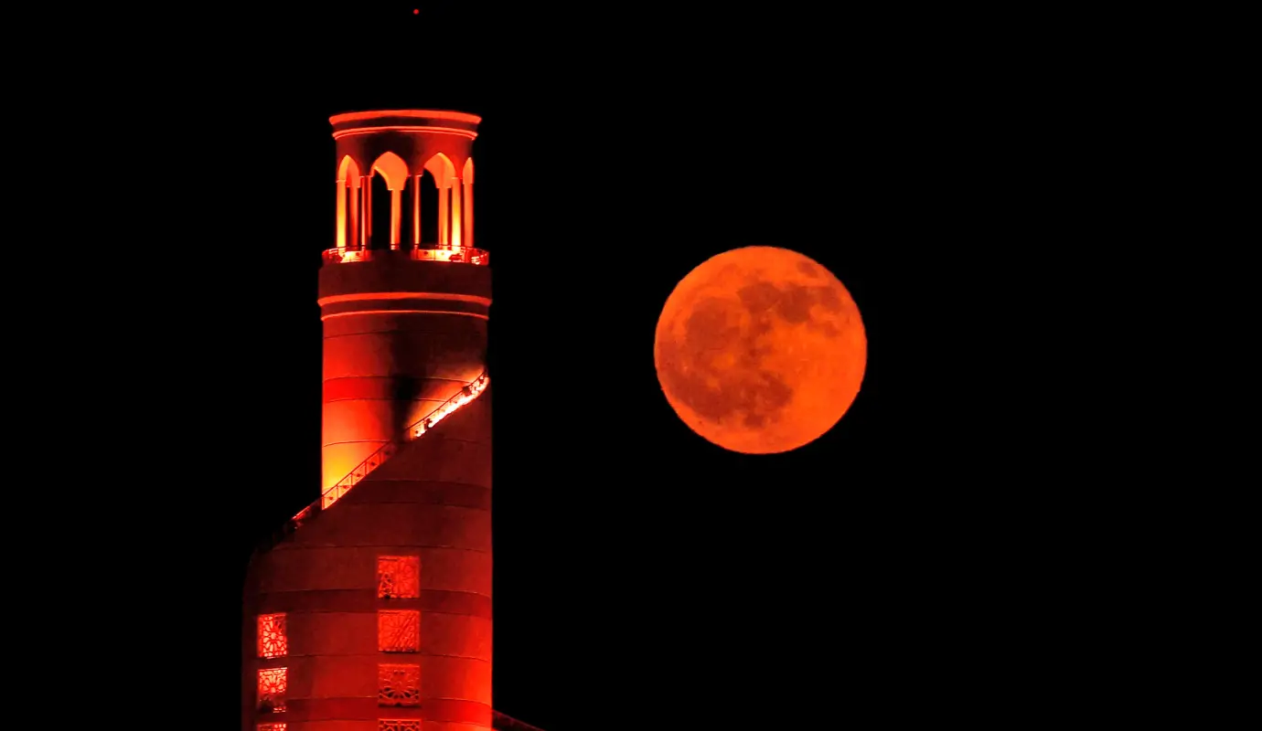Mezquita Fanar, Doha, Qatar. La Superluna del Esturión no solo es un evento hermoso para contemplar, sino también un recordatorio de los ciclos naturales y la constante danza del universo.. Foto: GETTY