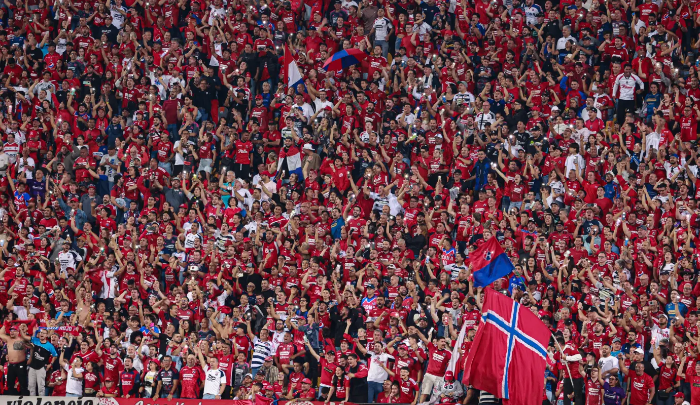 La hinchada celebró con euforia el paso firme hacia una nueva estrella, mientras el equipo espera rival entre los competidores del Grupo B. Foto: Manuel Saldarriaga Quintero.