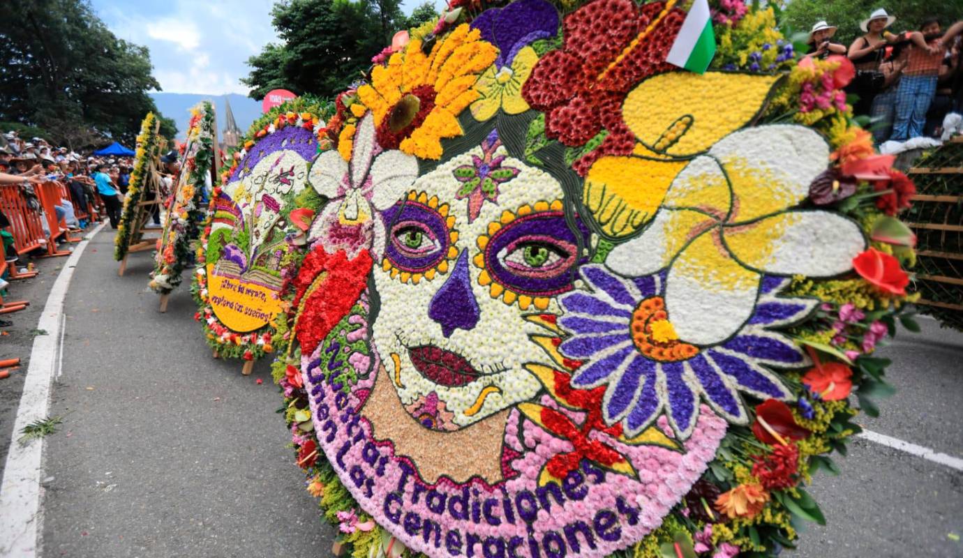 El desfile no es solo una exhibición de arreglos florales; es un emotivo homenaje a la cultura campesina de Santa Elena y un testimonio vivo de una tradición que se ha transmitido de generación en generación. Foto: Esneyder Gutiérrez