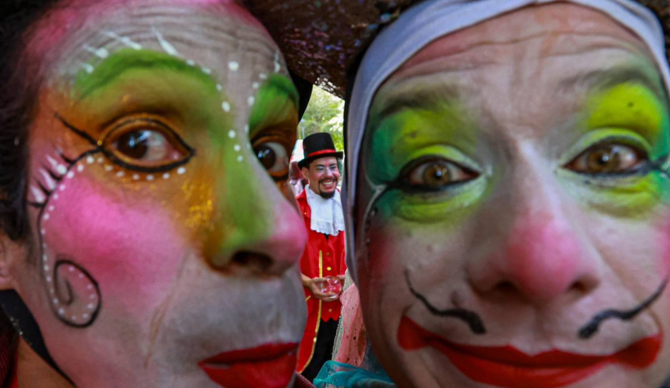 Acróbatas, malabaristas, clowns, ilusionistas y artistas urbanos protagonizan funciones cargadas de destreza, humor y asombro, diseñadas para cautivar tanto a niños como a adultos. Foto: Manuel Saldarriaga Quintero.
