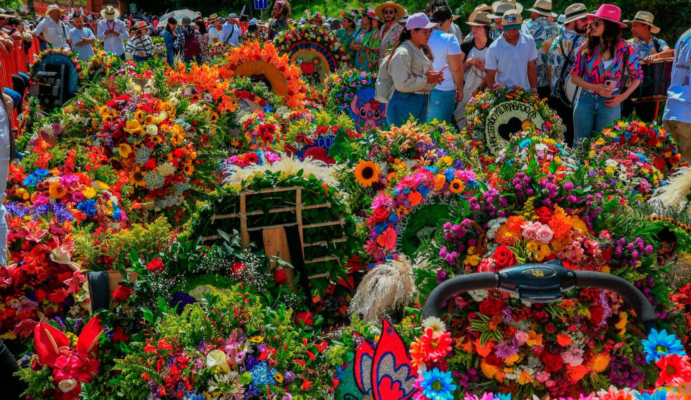 Este desfile es, sin duda, uno de los capítulos más emotivos de toda la Feria de las Flores. La ingenuidad y el entusiasmo de los más pequeños son el motor que mantiene viva esta costumbre ancestral. Foto: Camilo Suárez Echeverry