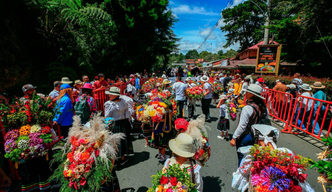 Desde tempranas horas de la mañana, el ambiente en La Floresta era de pura efervescencia. Familias enteras se congregaron alrededor del tradicional parque, ansiosas por acompañar a los pequeños protagonistas de la jornada. Foto: Camilo Suárez Echeverry