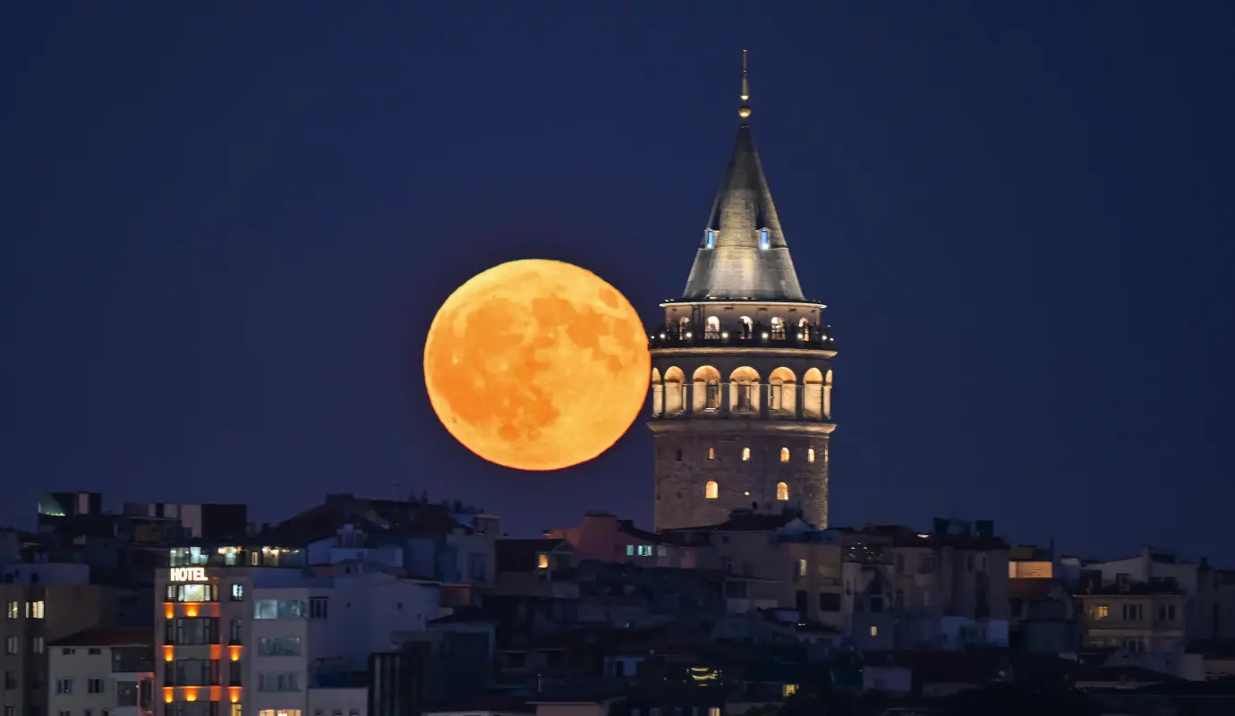 Torre de Gálata, en Estambul, Turquía. La luna llena de agosto recibe tradicionalmente el nombre de “luna del esturión” debido a una antigua tradición de las comunidades indígenas y pescadores en Norteamérica, quienes encontraban en esta época del año la mayor abundancia de este pez en los lagos y ríos. Foto: GETTY