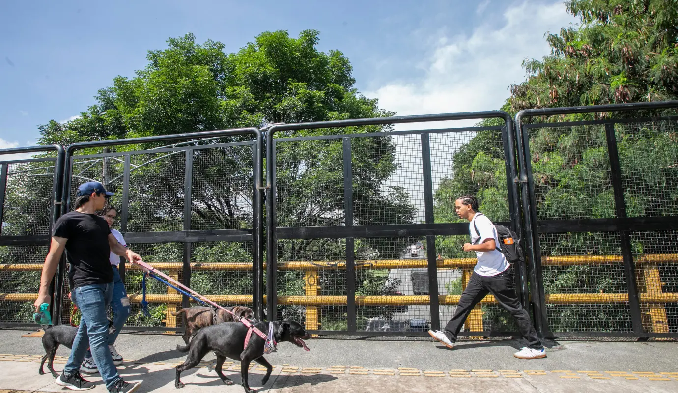 El puente de la calle 67 (Barranquilla), tiene una longitud de 154 metros distribuidos en 14 módulos de malla de protección. Al momento, van 15 instalados y se espera que en las próximas semanas se culmine la ubicación de la totalidad de ellos. Foto: Esneyder Gutiérrez 