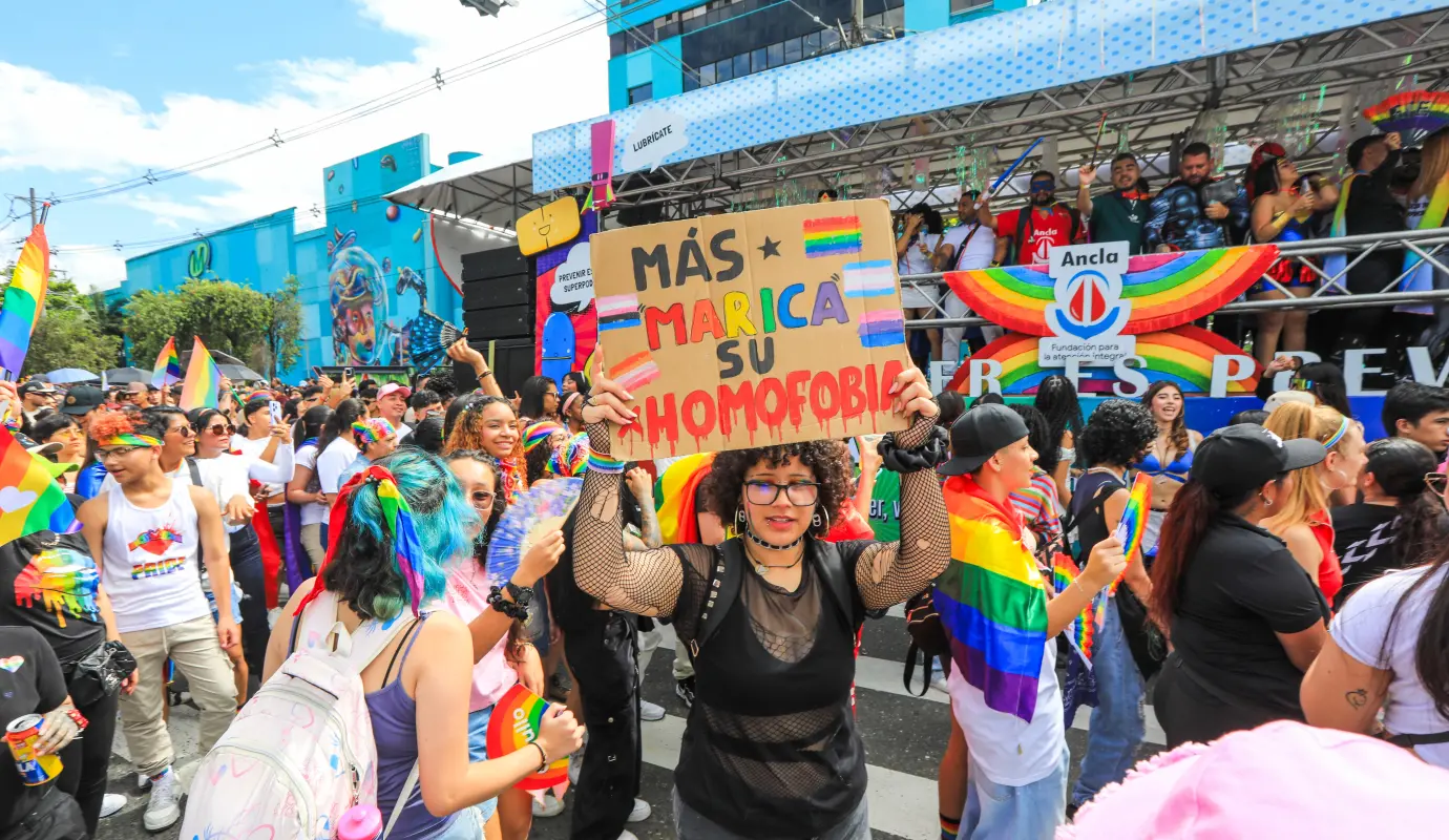 Centenares de personas caminaron por la vida, la diversidad y el reconocimiento de derechos en un evento que combinó el arte, la protesta pacífica y la celebración identitaria. Foto; Esneyder Gutiérrez 