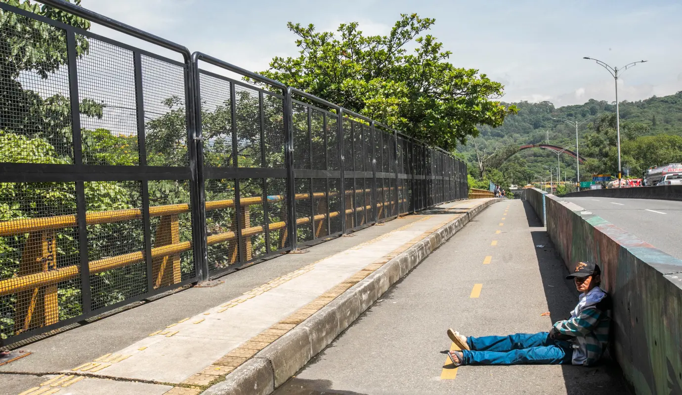 De acuerdo con las autoridades, los ataques con piedras provendrían, en su mayoría, de personas en situación de calle que frecuentan estas zonas, lo que ha motivado la intervención tanto en materia de infraestructura como de atención social. Foto: Esneyder Gutiérrez 