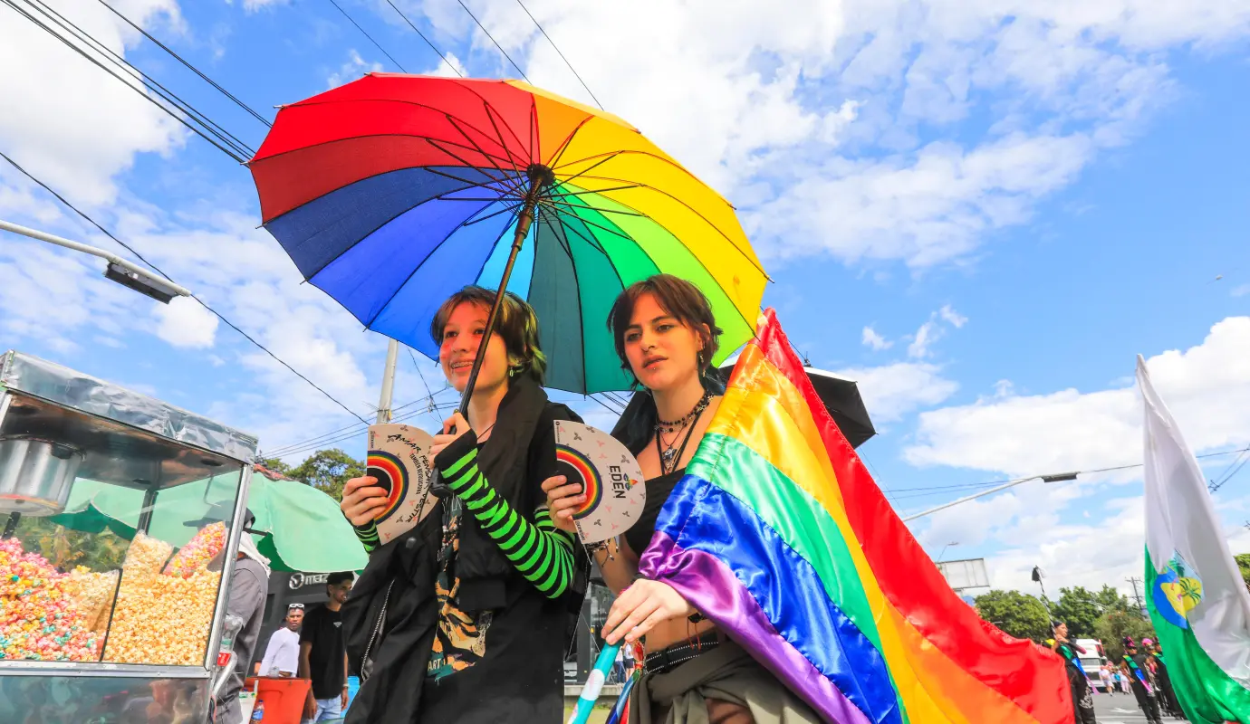 Un punto central de estas demandas fue la urgencia de la aprobación e implementación de la Ley Integral Trans, una legislación fundamental que busca garantizar los derechos de las personas trans en Colombia, incluyendo aspectos vitales como la identidad de género, el acceso a la salud y la protección contra la discriminación. Foto; Esneyder Gutiérrez 