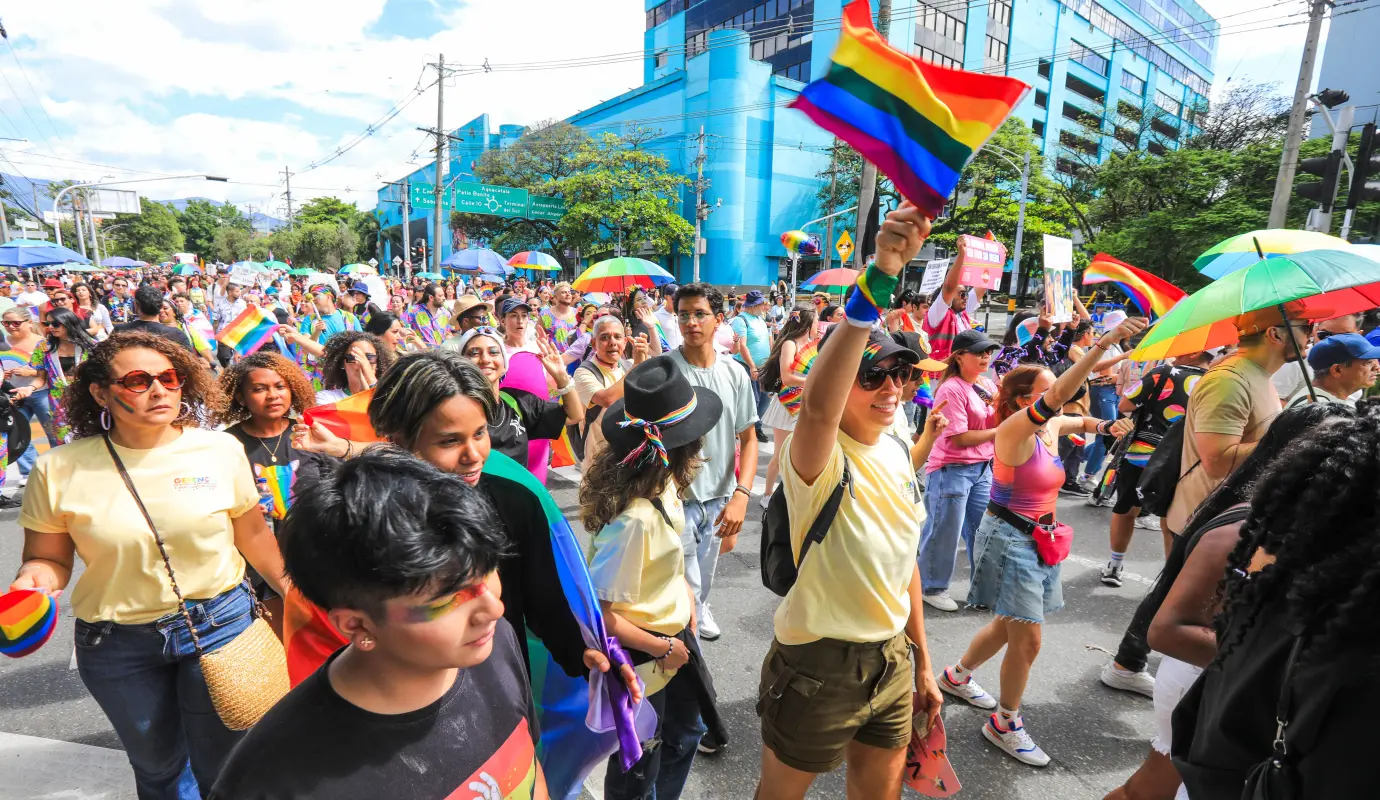 El evento también fue un espacio crucial para la palabra. Diversos discursos de reivindicación resonaron a lo largo del recorrido, destacando la importancia de la memoria histórica de la comunidad, el valor del arte como forma de resistencia y, de manera enfática, la exigencia de avanzar en derechos. Foto; Esneyder Gutiérrez 