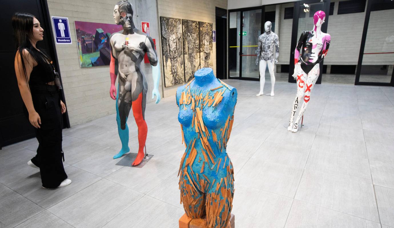 Los Maniquíes intervenidos son parte de la novedad de la exposición abierta al público. Foto: Esneyder Gutiérrez 