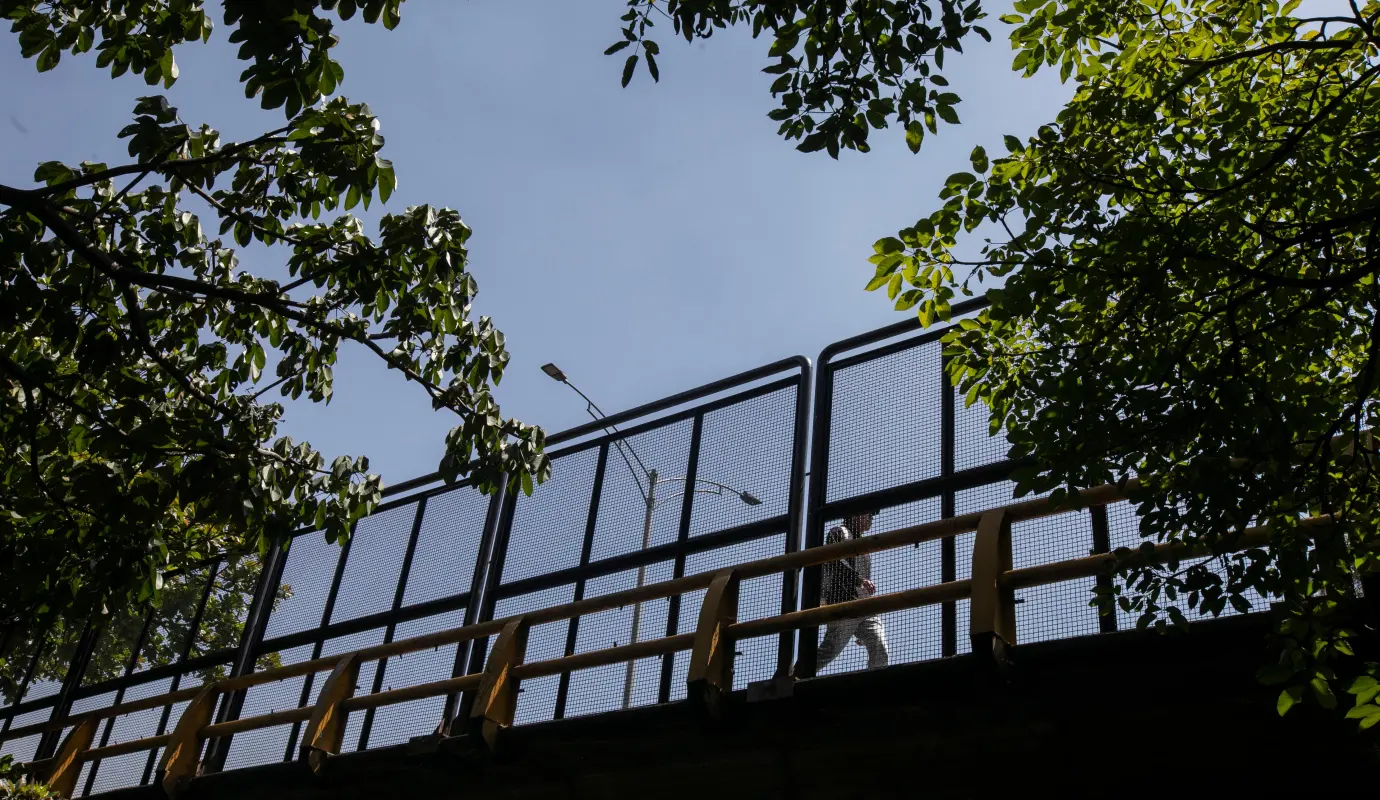 Las mallas están diseñadas para ser lo suficientemente resistentes como para detener objetos lanzados, garantizando así la seguridad de los conductores y sus acompañantes. Foto: Esneyder Gutiérrez 