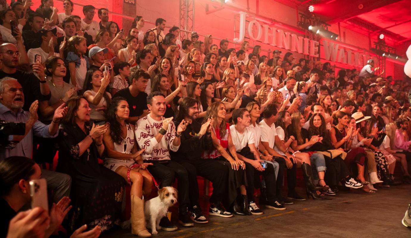 Juliana Posada con Malta, la mascota de la familia Fonseca Posada; a su lado Juan Fernando Fonseca, Juanes, Karen Martínez y Dante Aristizábal en primera fila disfrutando de la pasarela de Agybo. Foto: Esneyder Gutiérrez 