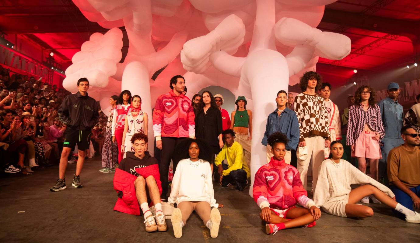 Martín Fonseca (chaqueta rosa) y Camilo Londoño (al centro de gafas), director de Agybo y director creativo, respectivamente, con los modelos y la propuesta de Agybo para Colombiamoda. Foto: Esneyder Gutiérrez 