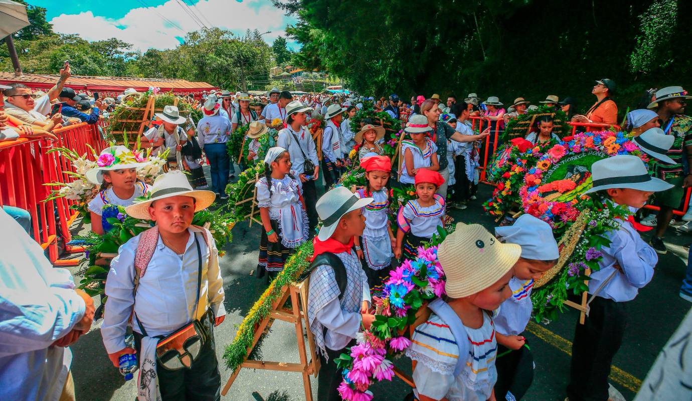 Ver a los silleteritos con sus pequeñas silletas, algunas réplicas exactas de las que cargan los adultos en el desfile principal, es un recordatorio poderoso de que la esencia de la Feria de las Flores reside en la continuidad de sus tradiciones más auténticas. Foto: Camilo Suárez Echeverry