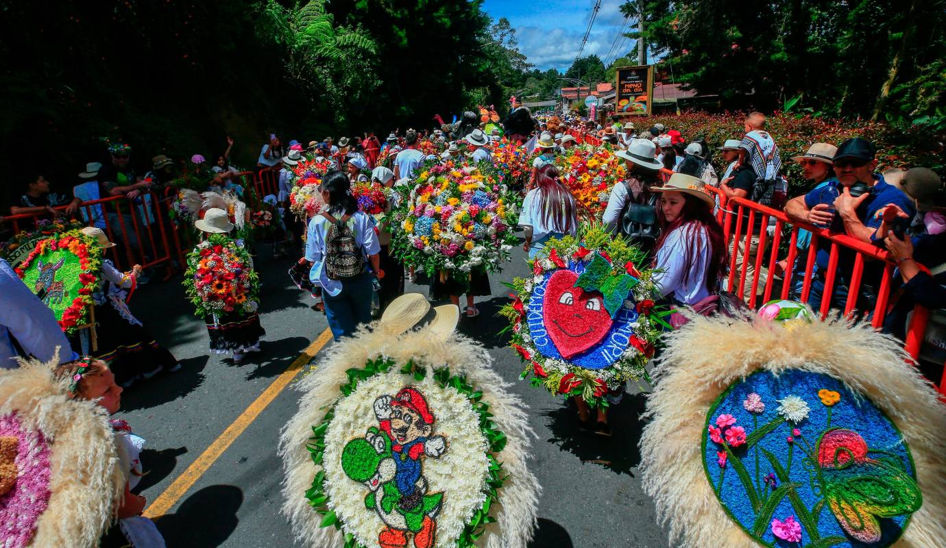 Es un espectáculo que va más allá de la belleza de las flores; es un testimonio vivo del arraigo cultural y la pasión por las raíces campesinas que caracterizan a Medellín y Antioquia. Foto: Camilo Suárez Echeverry