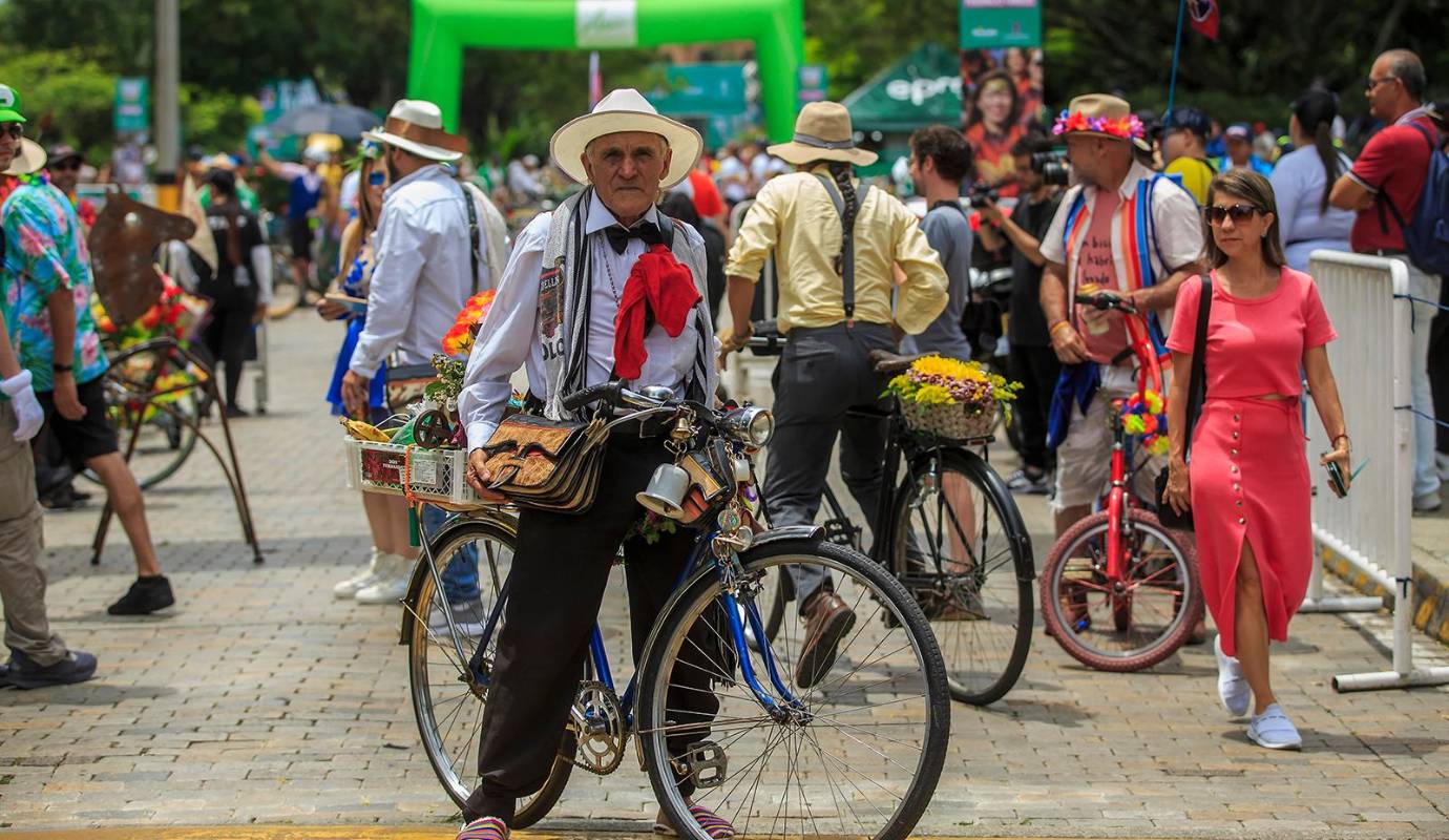 El recorrido, de aproximadamente 12 kilómetros, llevó a los ciclistas por algunas de las principales vías de la ciudad, creando un espectáculo visual y sonoro que fue ovacionado por el público a lo largo de todo el trayecto. Foto: Camilo Suárez Echeverry