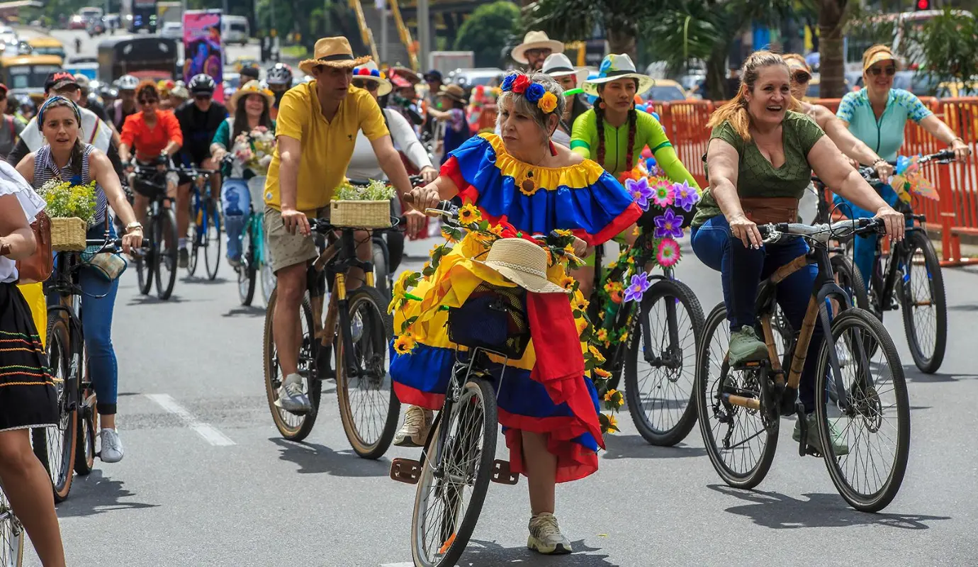 Este colorido ciclopaseo se ha consolidado como un evento emblemático que fusiona la creatividad paisa, el entusiasmo comunitario y un profundo compromiso con la movilidad sostenible. Foto: Camilo Suárez Echeverry