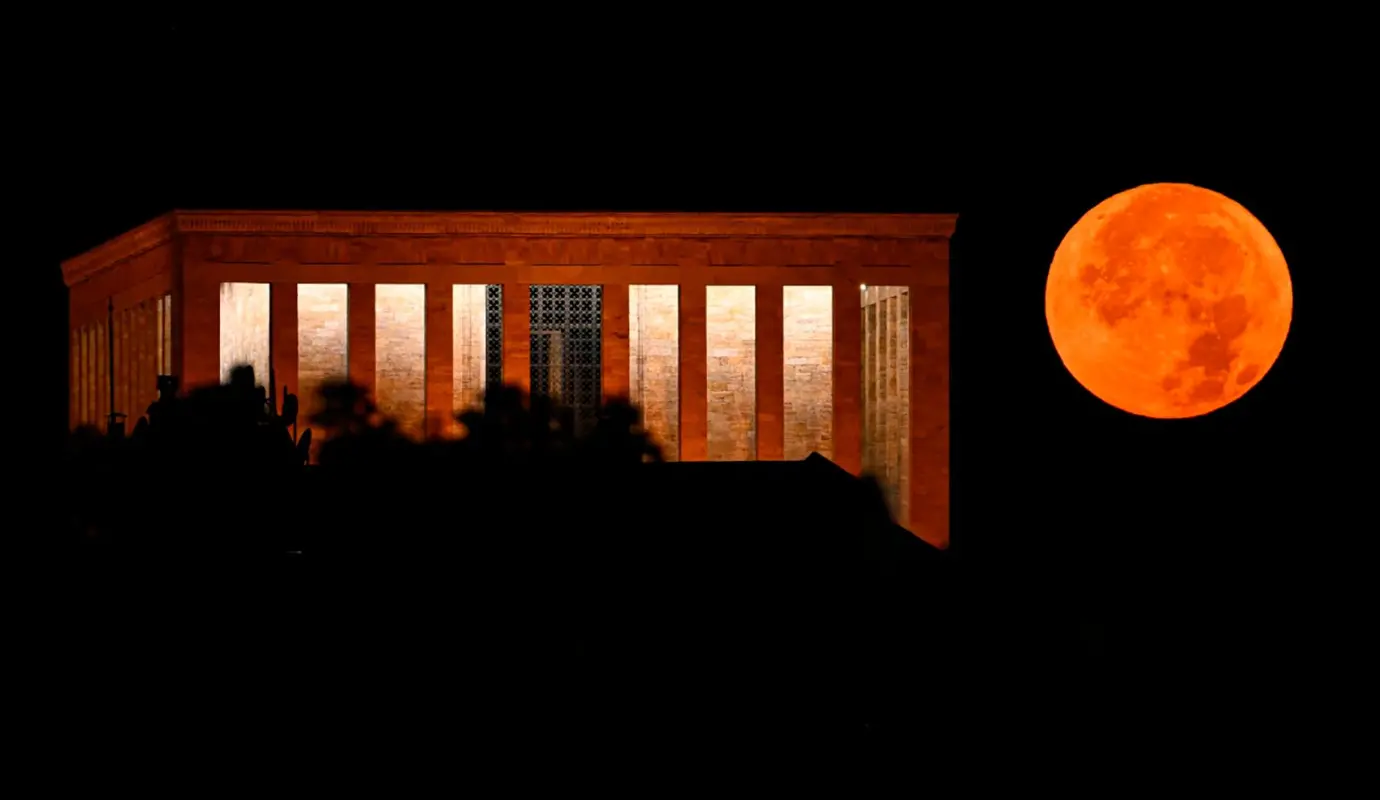 La luna llena se alza sobre Anitkabir, el mausoleo del fundador de la República de Turquía. Foto: GETTY