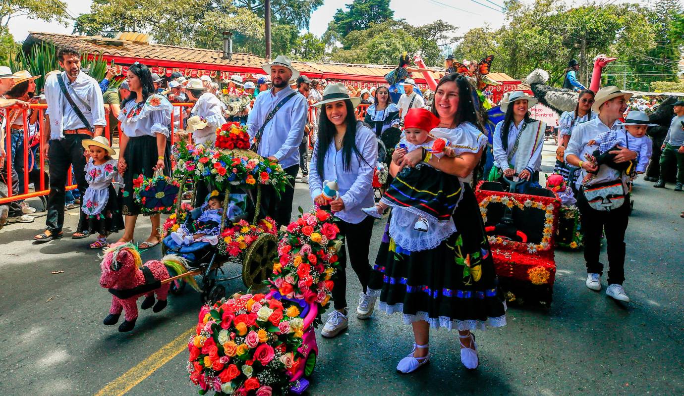 El desfile de Silleteritos no solo exalta la creatividad de los más pequeños, sino también fortalece el sentido de pertenencia hacia la cultura silletera, originaria del corregimiento de Santa Elena. Foto: Camilo Suárez Echeverry