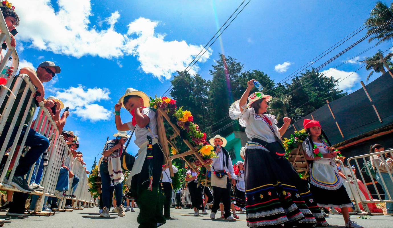 La emoción no solo era palpable entre los participantes. Padres, madres, abuelos y cuidadores vivieron la jornada con una mezcla de orgullo y nostalgia, al ver a sus hijos y nietos hacer parte activa de una fiesta que no solo une a Medellín, sino que también exalta el legado campesino y silletero de Santa Elena. Foto: Camilo Suárez Echeverry