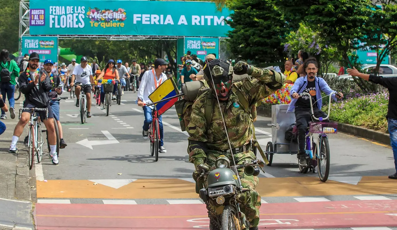 “A Ritmo de Bicicleta” se ha establecido firmemente como uno de los eventos más queridos de la Feria de las Flores. No solo subraya la creciente importancia de la bicicleta como medio de transporte en Medellín, sino que también ofrece una plataforma única para que los ciudadanos expresen su ingenio y su amor por su ciudad y sus costumbres. Foto: Camilo Suárez Echeverry