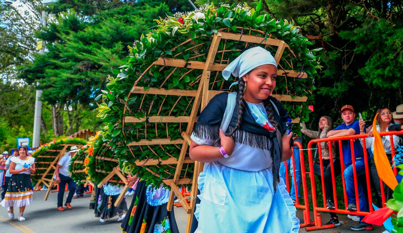 Con cada paso, los silleteritos en compañía de sus familiares demuestran que el legado no solo perdura, sino que se revitaliza con cada nueva generación. Foto: Camilo Suárez Echeverry