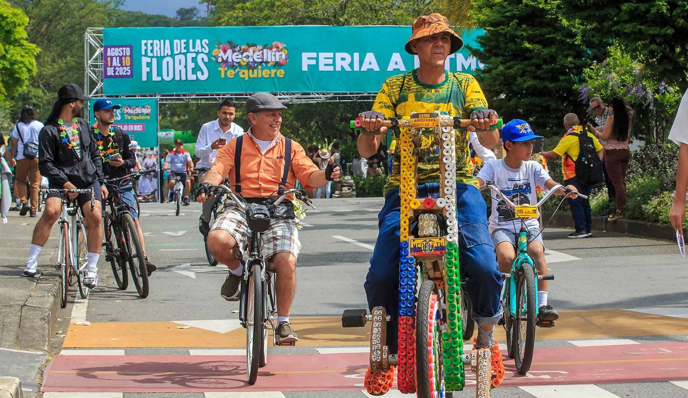 El ciclopaseo, que ya se ha convertido en un evento esperado por locales y visitantes, recorrió cerca de 12 kilómetros por las calles de la ciudad, exaltando no solo la cultura paisa, sino también la importancia de la movilidad sostenible. Foto: Camilo Suárez Echeverry