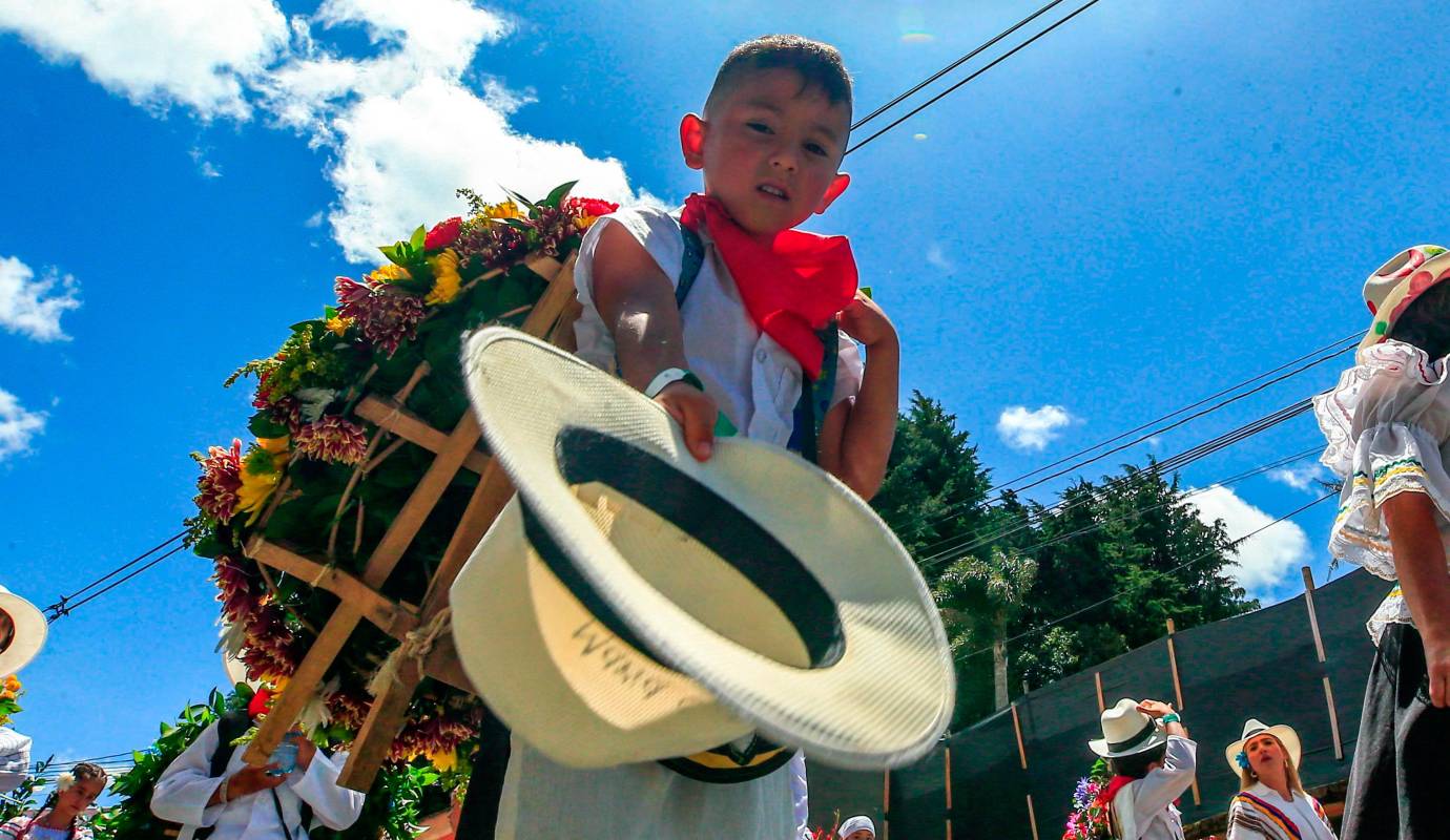 Para muchas familias, este desfile es una iniciación, el primer gran paso de los niños en el camino de preservar y honrar la herencia cultural de sus ancestros. Foto: Camilo Suárez Echeverry