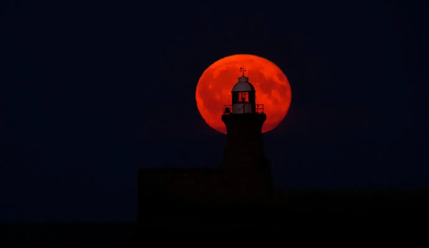Faro de South Shields, en la costa noreste de Inglaterra. El momento de mayor esplendor ocurrió en la madrugada de hoy 10 de agosto, aunque su brillo será notable durante varios días. Foto: GETTY