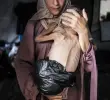 Esta es la foto de Hedaya al-Muta cargando en brazos a su hijo Mohamed Zakariya Ayyoub al-Matouq, de 1 año, en medio de la hambruna de Gaza. FOTO: Getty-Ahmed al-Arini