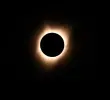 Aunque septiembre no traerá sombra sobre el cielo colombiano, los eclipses siguen generando fascinación por su capacidad de unir ciencia, misticismo y belleza natural. FOTO: AFP.
