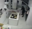 <span class=mln_uppercase_mln>Hombres</span><b><span class=mln_uppercase_mln> con los rostros cubiertos y armas de fuego en mano, ingresaron a una vivienda en Jamundí y secuestraron a un menor de 11 años. La aterradora escena quedó registrada en las cámaras de seguridad de la casa. FOTO: CAPTURA DE VIDEO</span></b>