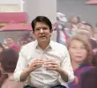 Sandra Beatriz Castillo, la mujer que conversó con el menor que disparó contra Miguel Uribe, se presentó voluntariamente ante la Fiscalía. En videos se le ve junto al joven momentos antes del atentado en el parque El Golfito, en Bogotá. FOTOS Colprensa-video redes sociales
