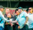 El presidente Gustavo Petro y Jorge Vallejo, vocero de las bandas del Valle de Aburrá, en la tarima de la plazoleta de La Alpujarra, en Medellín. FOTO: CORTESÍA DE PRESIDENCIA.