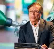 El presidente Gustavo Petro afirmó que el déficit de la gasolina “jamás debió pagarse con recursos del presupuesto”. Foto: Archivo y Cortesía