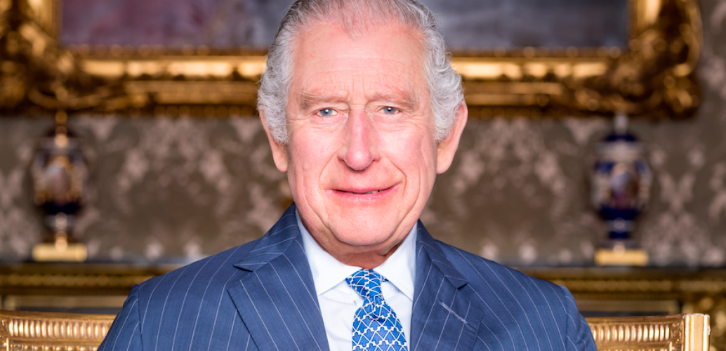 El rey Carlos III en la foto oficial del Palacio de Buckingham. FOTO Cortesía