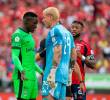 El delantero vallecaucano Kevin Viveros tuvo un encontrón con el arquero Washington, del DIM, en el Clásico Paisa del fin de semana pasado. FOTO: JUAN ANTONIO SÁNCHEZ