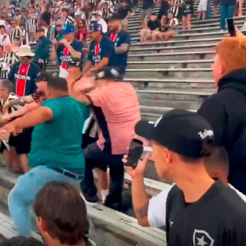 Las bochornosas imágenes de las peleas en la tribuna. FOTO PANTALLAZO TOMADO DE LOS VIDEOS VIRALES