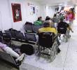 Pacientes acostados en sillas metálicas o tirados en el suelo hacen parte del paisaje en los hospitales de Medellín este mes. FOTO Camilo Suárez