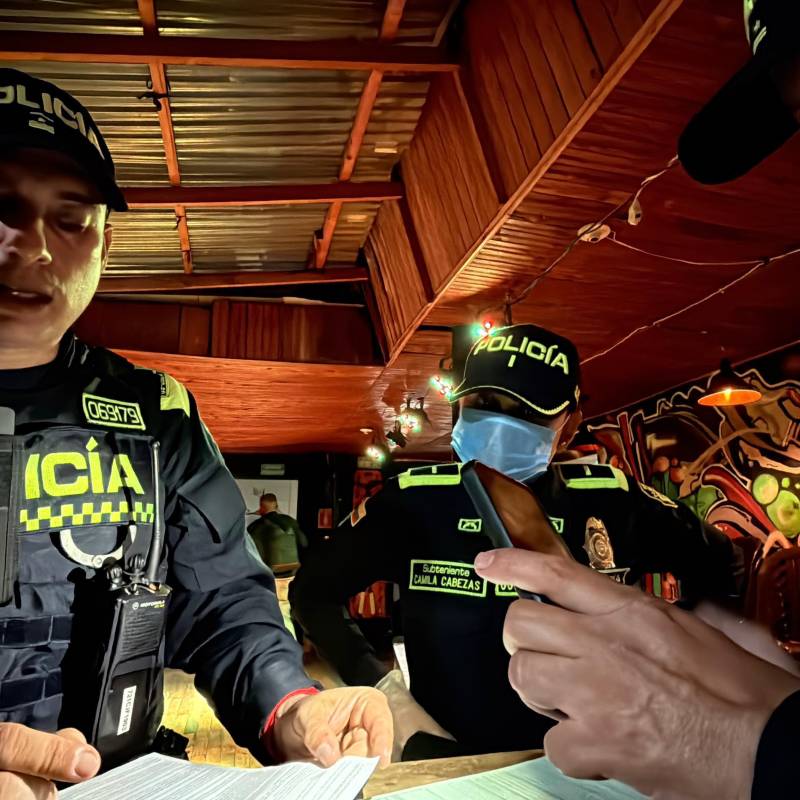 Agentes de Policía realizan revisión de uno de los establecimientos en Rionegro. FOTO: Cortesía