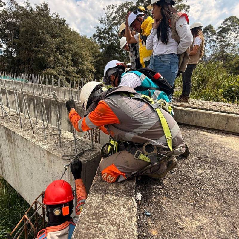 Cada una de estas vigas estaban acopiadas hace cuatro años, pero la semana pasada finalmente fueron instaladas para la estructura que facilitará el tránsito de 16.700 vehículos. FOTO: CORTESÍA DEVIMED
