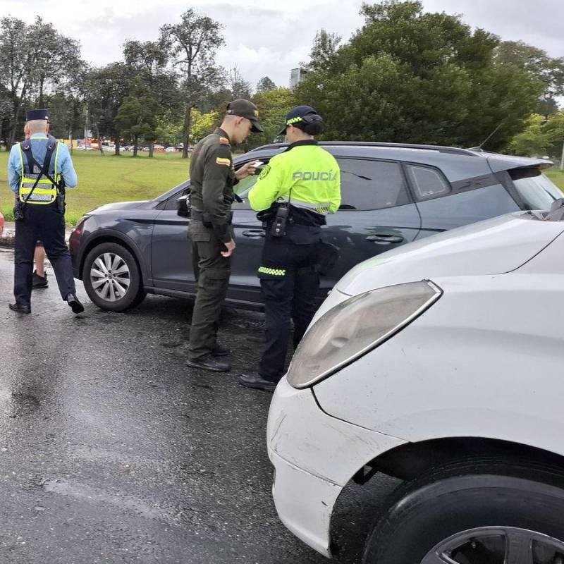 Autoridades de Rionegro durante un control en la glorieta del aeropuerto José María Córdova. FOTO: Cortesía