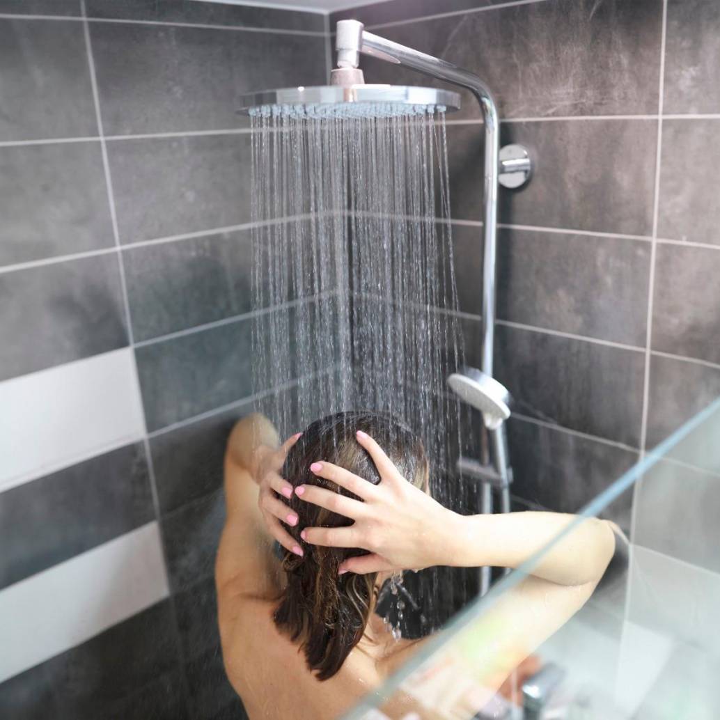 Hay muchas canciones de 3 minutos que son ideales para contabilizar el tiempo para ducharse y ahorrar agua. FOTO Sstock