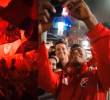 Los jugadores salieron a compartir con los aficionados que realizaron el banderazo en Bogotá. Los rojos disputan el duelo de ida en El Campín, este martes a las 7:30 de la noche. FOTO TOMADA X@DIM_Oficial