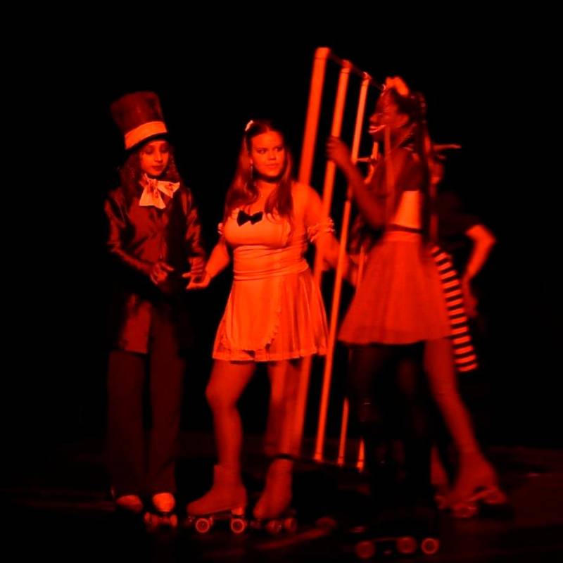 La presentación navideña de 2024 del Club fue Alicia y el hechizo de la navidad. FOTO: Cortesía Club Estrellas de Patinaje