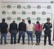 Cinco de los capturados de espaldas frente al registro. FOTO: CORTESÍA