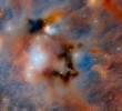 La nube molecular Camaleón I, captada en alta resolución desde Chile, muestra nebulosas y chorros de gas donde nacen nuevas estrellas, en una escena similar a la que originó al Sol. FOTO: Europa Press