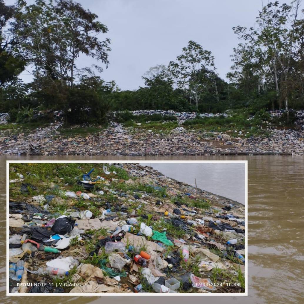 El río Atrato está recibiendo la basura que se desborda del botadero a cielo abierto del municipio, el cual está cerca de la orilla. FOTOS Cortesía