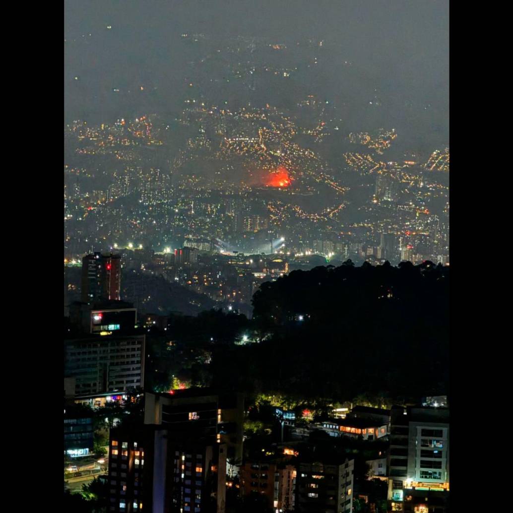 Incendio en la vía al mar visto desde la parte suroriental de Medellín. FOTO SUMINISTRADA