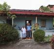 Doña Alicia y su sobrino Pedro en su hermosa casa en el emblemático barrio El Chispero de El Poblado. Ellos serán reubicados en el mismo barrio tras acuerdo con el Distrito. Foto: Manuel Saldarriaga Quintero.